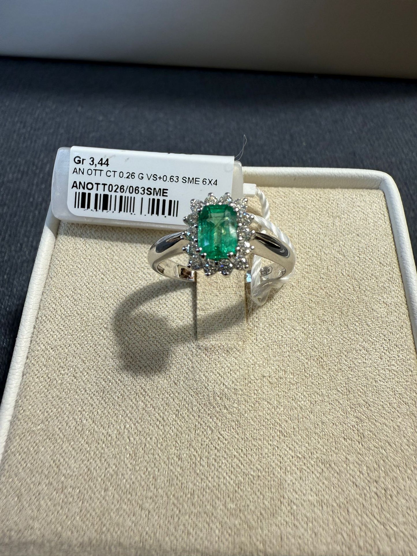 Anello in oro 18kt di peso 3.44gr , diamanti di peso 0,26 ct g vs e smeraldo 6x4 0,63ct