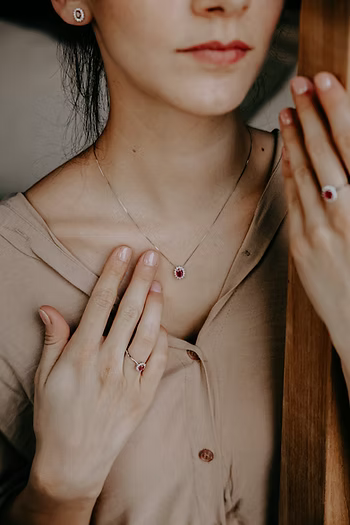 Anello in Oro Diamanti e Rubino ovale