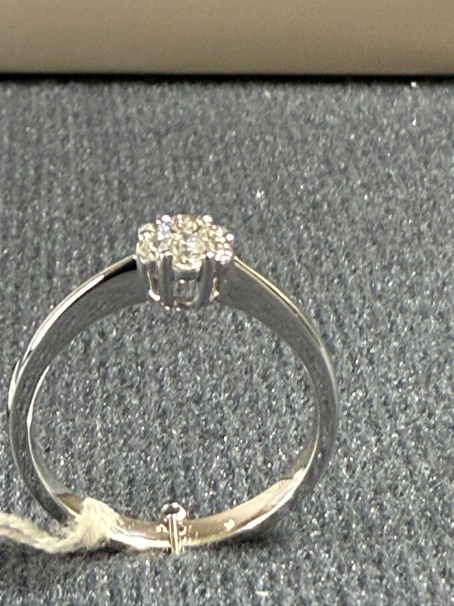 Anello Solitario “Magic” in Oro 18kt 2,4 gr più diamanti 0,20ct g
