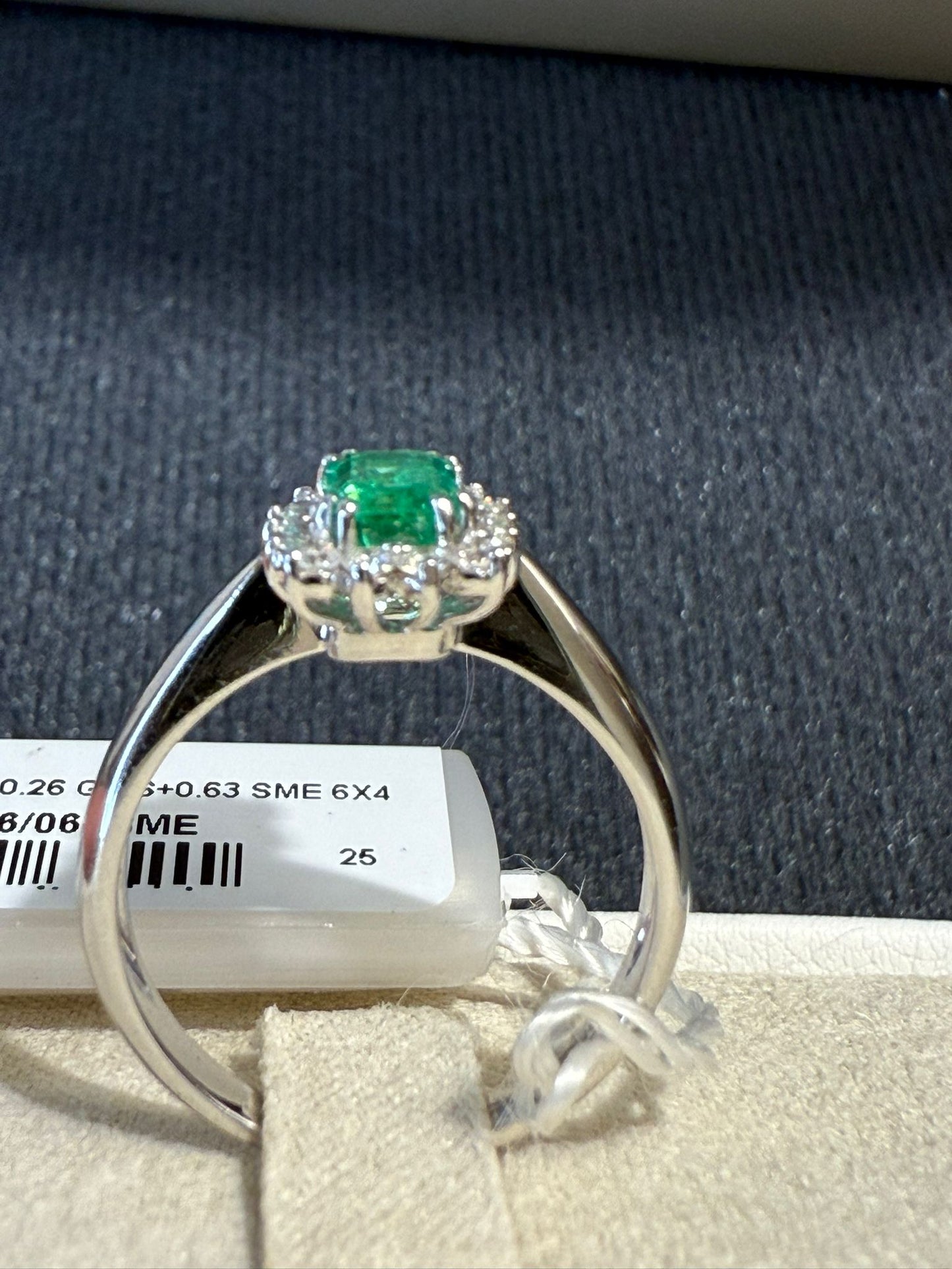 Anello in oro 18kt di peso 3.44gr , diamanti di peso 0,26 ct g vs e smeraldo 6x4 0,63ct