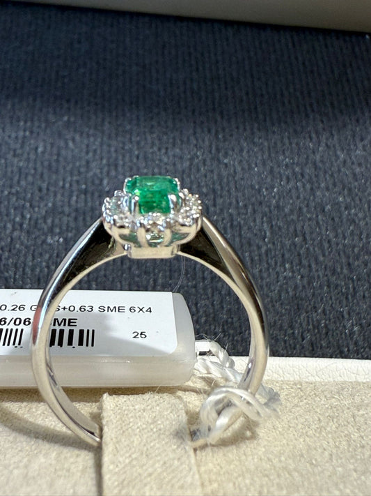 Anello in oro 18kt di peso 3.44gr , diamanti di peso 0,26 ct g vs e smeraldo 6x4 0,63ct