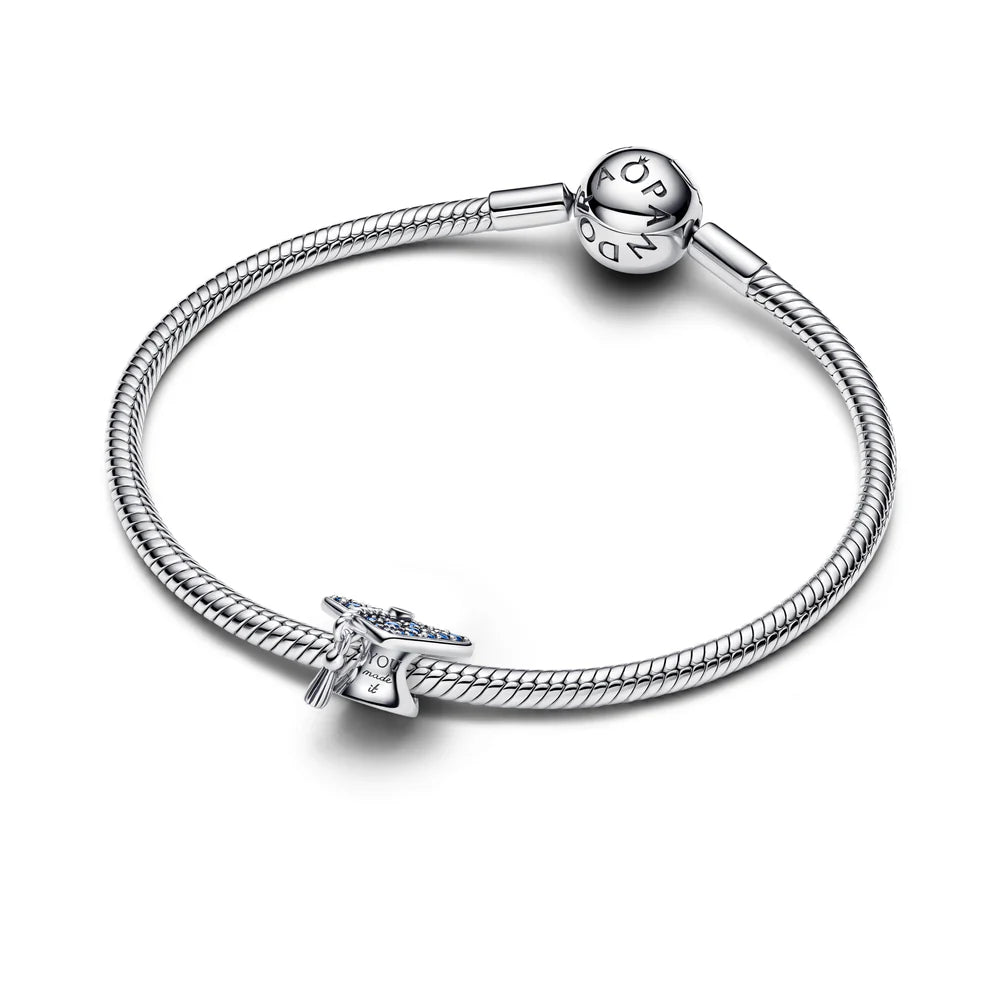 Pandora Ciondolo a forma di cappello di laurea in argento sterling con cristallo blu stellare e zirconi cubici trasparenti 794461C01