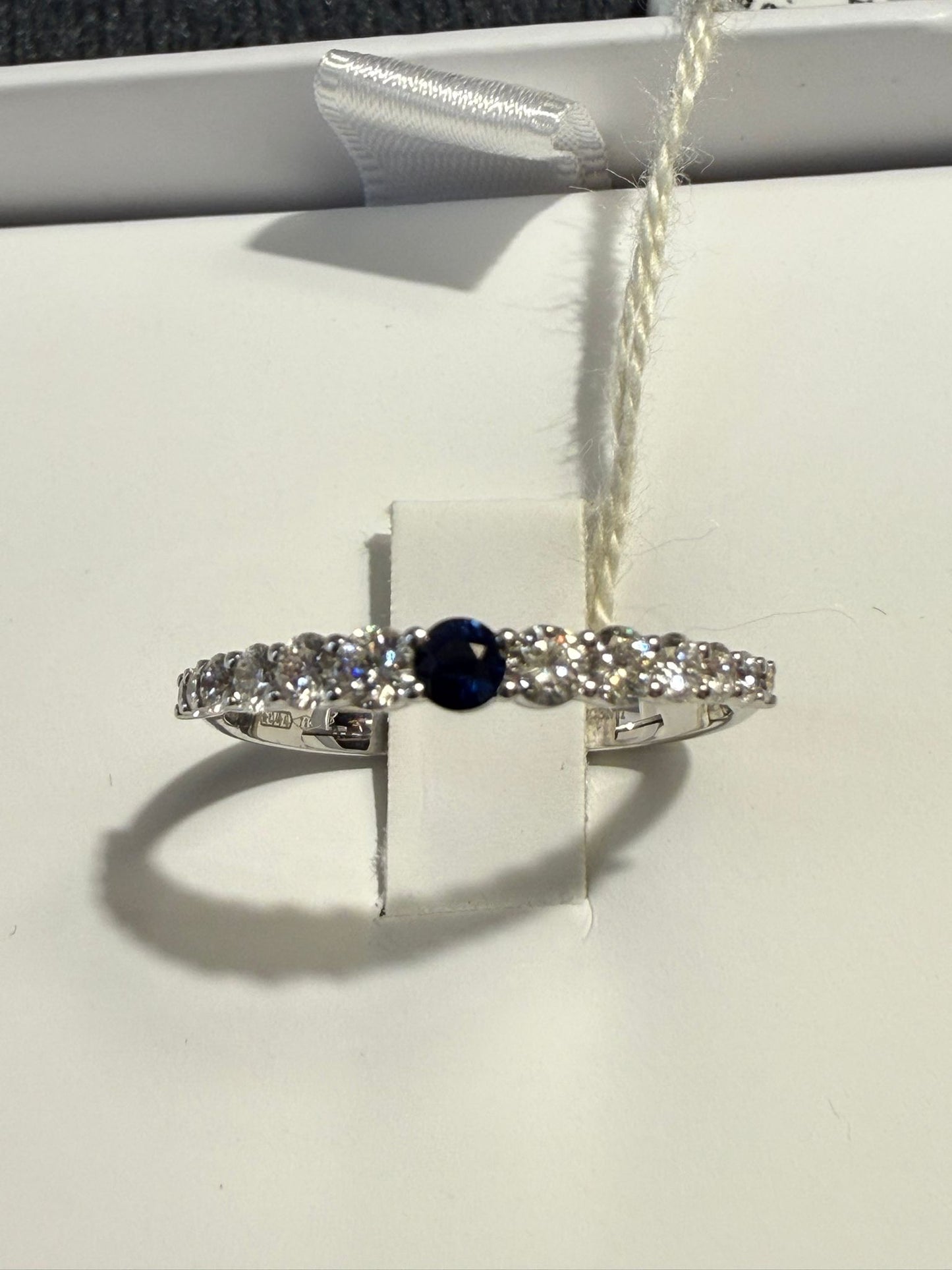 Anello in oro 18kt di peso 2 gr , diamanti 0,42ct g vs , zaffiro 0,10ct